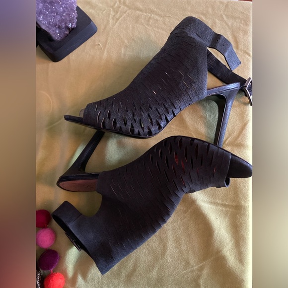 FABULOUSLY CUTE SANDALS!!!! - Picture 1 of 5